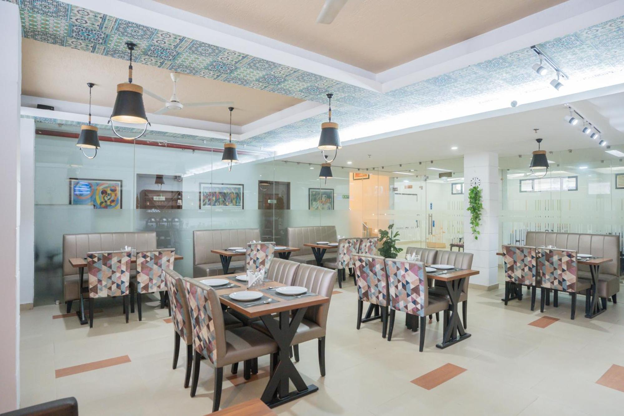 Ahuja Residency Parklane Hotel Гургаон Екстериор снимка